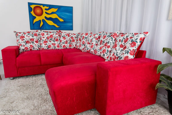 https://marquesmoveisrj.com.br/wp-content/uploads/2022/09/Sofa-Canto-com-chaise-5070-Vermelho-309-112-30-600x400.jpg